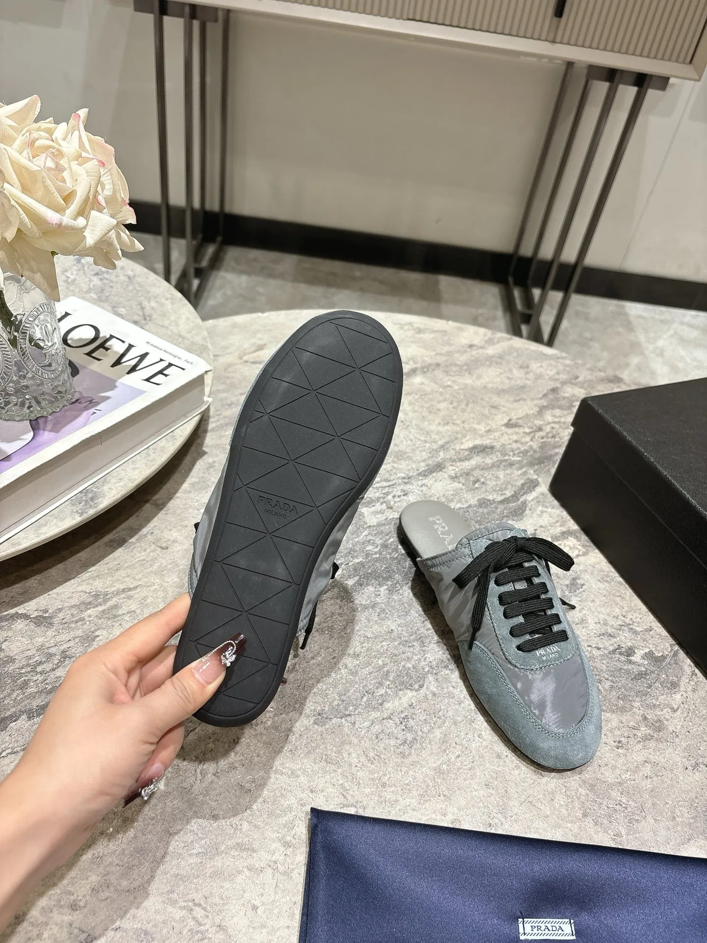 👟👟Ex-factory price 502👟👟 Prada Prada spring and summer show thin-soled moral training shoes for women. The 25ss show style item with the highest export rate. The suede upper has a texture, and the inner sheepskin is wrapped. It is soft and waxy. The insole is thickened with lambskin. It is extremely comfortable to step on, has a sense of support, and feels well wrapped. The shoe shape is full of wrapping, light, easy to wear and practical, a casual shoe, original molded rubber outsole Size: 35-39 (40 41 customized, non-refundable)
